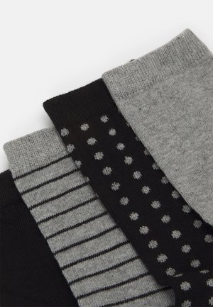 Kolm paari sokke: üks ühtlane hall, üks must valgete täppidega ja üks hall triibuline muster. Valmistatud pehmest ja venivast kangast.