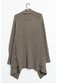 Brązowy sweter dzianinowy z wysokim kołnierzem, prążkowanymi akcentami, bocznymi kieszeniami oraz zaokrąglonym dołem. Materiał wydaje się miękki i teksturowany.