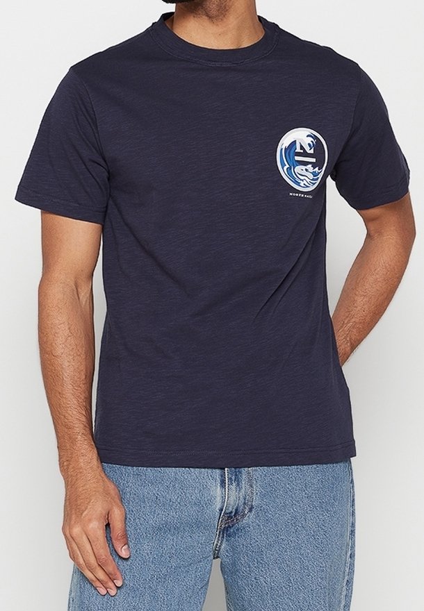 Granatowy bawełniany t-shirt z okrągłym dekoltem, z okrągłą grafiką fal i literą "E" w białym i niebieskim kolorze na lewej piersi.