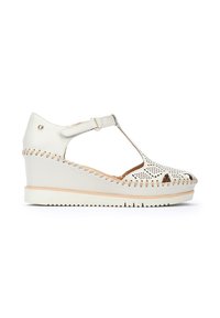 Sandalo con tacco a cuneo in pelle bianca con tomaia perforata, design a T e accenti di cucitura beige. Suola leggera e testurizzata per una buona aderenza.