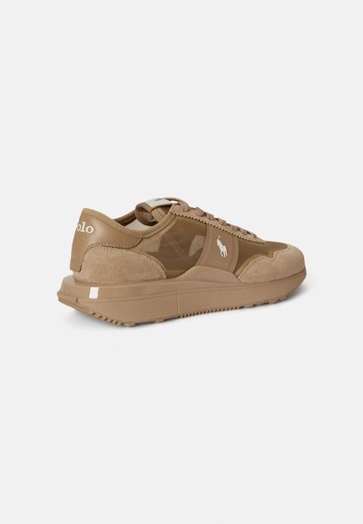 Αθλητικό παπούτσι από καφέ σουέτ και δίχτυ με παχιά σόλα, διακοσμημένο με λογότυπο σε αντίθεση και κορδόνια στο ίδιο χρώμα. Διαθέτει υφασμένο σχέδιο και λείες λεπτομέρειες.