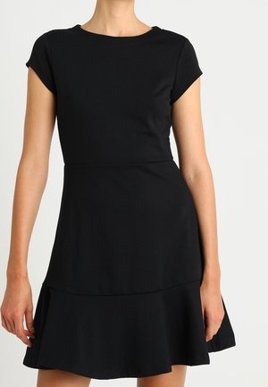Svart kortärmad klänning med figurnära liv och utsvängd kjol. Slätt, stretchigt tyg med rund halsringning och subtila sömdetaljer.