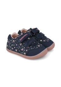 Zapatos infantiles de la marina con estampados florales, hechos de tela con acentos de cuero. Cuentan con dos correas ajustables de gancho y bucle y una suela de goma rosa.