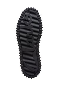 Suela de zapato de goma negra con textura estriada, que presenta el nombre de la marca en relieve en el centro y un borde serrado para mayor tracción.
