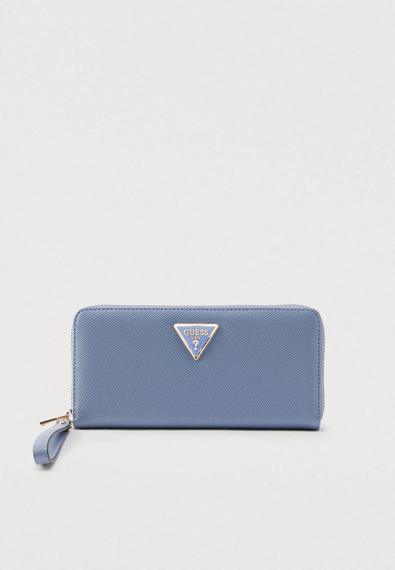 Zils teksturēts sintētisks maks ar zelta trijstūra logotipu, rāvējslēdzēja aizdari un plaukstas siksniņu; taisnstūrveida forma ar tīrām līnijām.