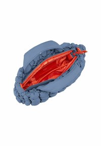 Borsa a mano in tessuto blu con texture arricciata e fodera interna arancione. Dotata di chiusura a zip e doppi manici per il trasporto.