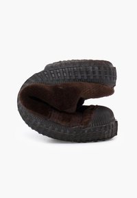 Scarpe marroni slip-on con suole in gomma testurizzata, fodera interna accogliente e forma arcuata, che mostrano una finitura in morbido materiale.