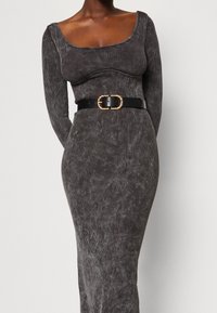 Dopasowana, długosleeve sukienka w ciemnoszarym prążkowanym materiale, z szerokim dekoltem w serek oraz czarnym paskiem z plecioną klamrą w odcieniu złota.