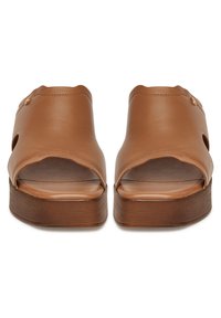 Sandales à plateforme en cuir marron à bout ouvert avec semelles en bois, vue de face, présentant des découpes latérales et un petit bouton doré.