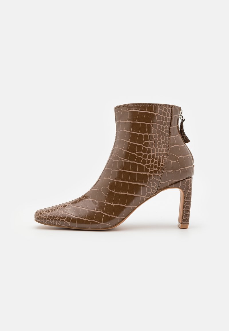 Bottine marron au motif crocodile avec bout pointu, talon carré et fermeture éclair à l'arrière, présentée sur un fond neutre.