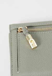 Furla GOCCIA M COMPACT - Peňaženka - agave