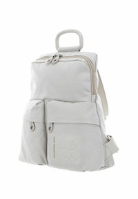 Sac à dos en tissu gris avec une finition texturée, présentant une poignée supérieure, deux poches avant et des fermetures éclair. Sangles réglables incluses.