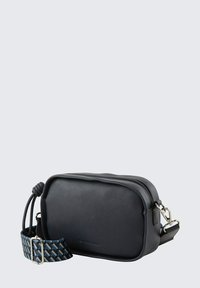 Borsa a spalla in pelle nera con forma arrotondata, chiusura con zip e tracolla blu con motivo e fibbia in argento.