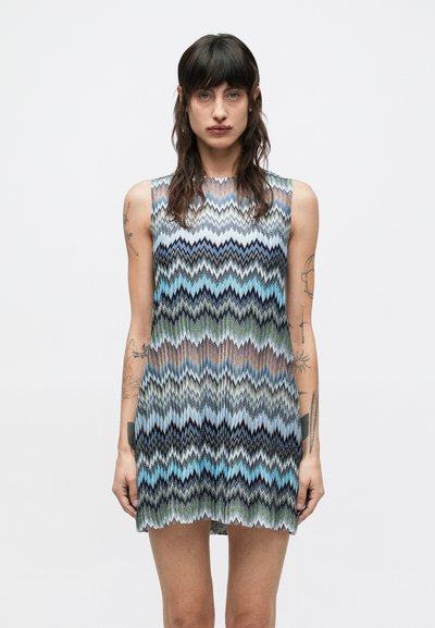 Sleeveless dress made of knit fabric featuring a wavy zigzag pattern in blue, green, black, and orange tones, with a relaxed fit.