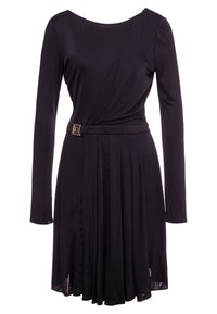Robe noire à manches longues avec décolleté en V, design drapé, jupe plissée et une ceinture étroite avec une boucle carrée en argent. Tissu au texture lisse.