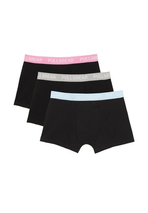 Trzy czarne bokserki z elastycznymi pasami w różowym, szarym i jasnoniebieskim kolorze, każda z napisem "PULL&BEAR".
