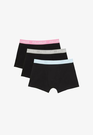 Trzy czarne bokserki z elastycznymi pasami w różowym, szarym i jasnoniebieskim kolorze, każda z napisem "PULL&BEAR".