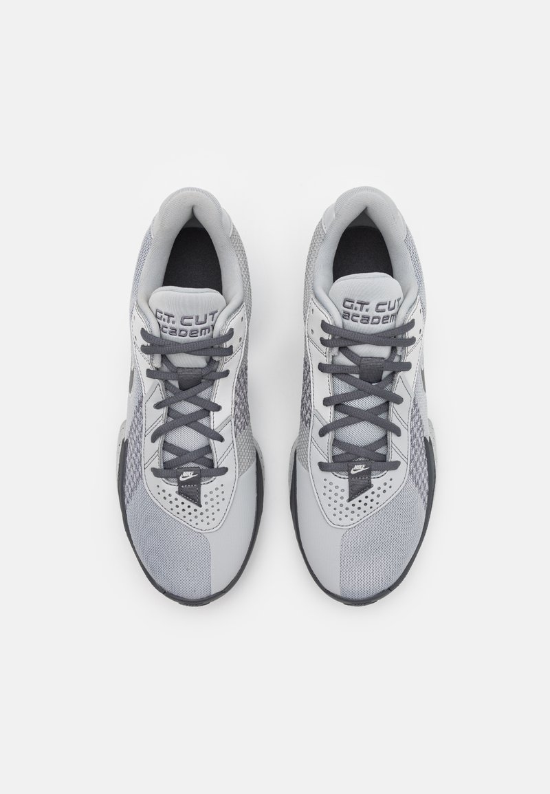 Baskets de sport grises avec tige en mesh et synthétique, col rembourré, fermeture à lacets, perforations bien visibles et accents de logo.