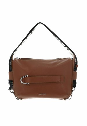 Sac à bandoulière en cuir marron avec une sangle noir et blanc, un détail de boucle argentée, et le logo "COCCINELLE" à l'avant.