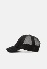 Cappellino nero con parte frontale solida e retro in rete. Presenta una visiera curvata e un bottone in cima. Design semplice senza motivi o dettagli visibili.