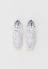 Bílé sportovní boty s síťovaným designem, šněrováním vpředu a texturovanými akcenty. Zaoblená špička a polstrovaná podrážka pro pohodlí.