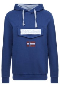 Sudadera azul con capucha hecha de tela suave, con un bolsillo frontal que lleva un logo blanco y un pequeño emblema de la bandera noruega en rojo y blanco.