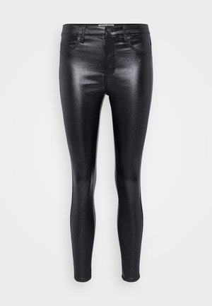 Jeans pretos de cintura alta, feitos de um material brilhante e liso. Apresenta cinco bolsos e um fecho clássico de botão e zíper.