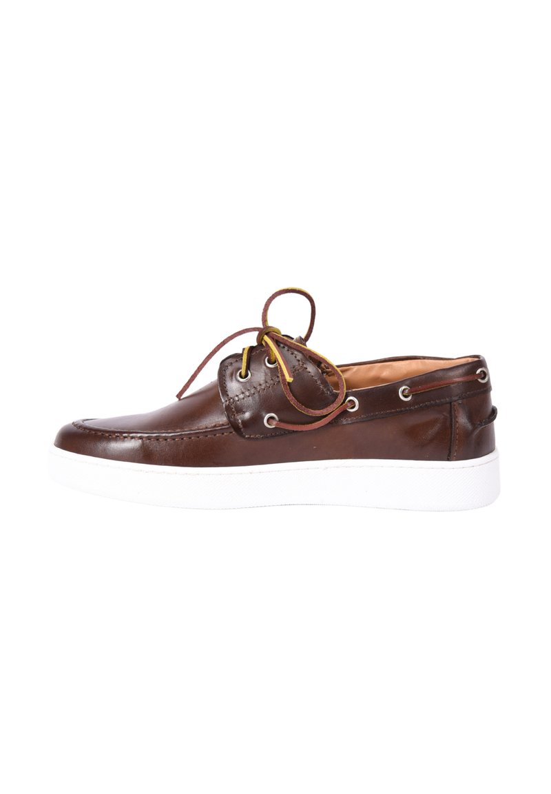 Scarpa in pelle marrone con suola in gomma bianca, caratterizzata da lacci e occhielli gialli, punta rotonda e dettagli di cucitura lungo il bordo superiore.