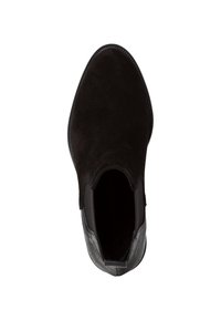 Stivale alla caviglia in suede nero con punta arrotondata liscia. Presenta un accento in pelle nera texturizzata sul tallone e dettagli cuciti lungo la suola.