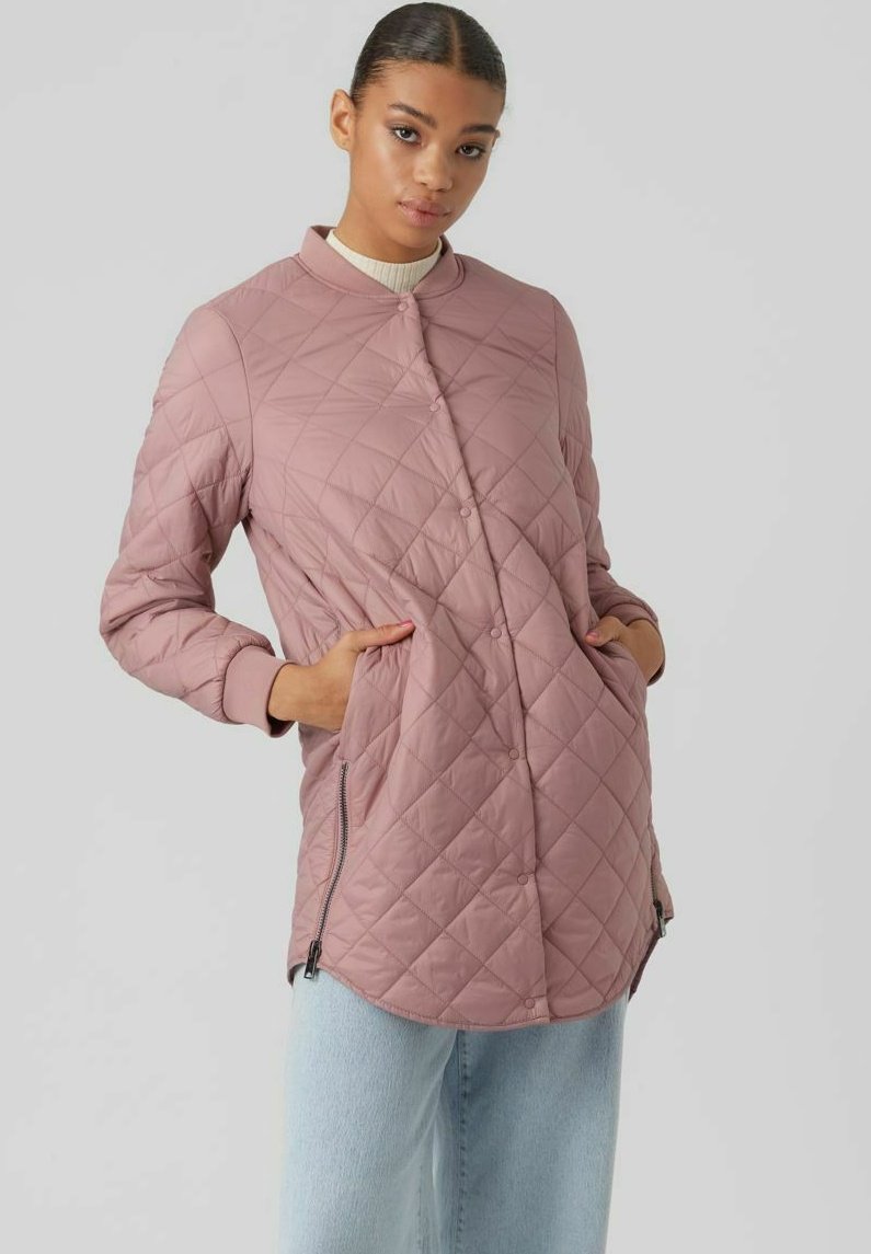 Giacca imbottita rosa con colletto alla cinese, bottoni a pressione, due tasche laterali e dettagli con zip all'orlo, realizzata in tessuto morbido.