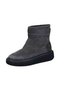 Graue Wildleder-Ankle-Boots mit einer strukturierten schwarzen Plateausohle, die ein elegantes Kreuzstichmuster und ein rundes Zehen-Design aufweist.