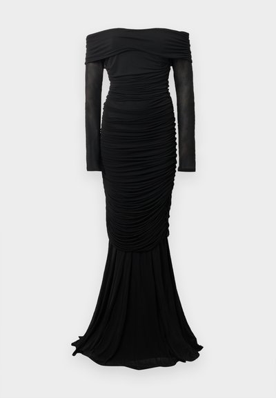 Vestido preto de ombros à mostra com mangas longas transparentes, apresentando detalhes franzidos ao longo de toda a peça e uma silhueta ajustada que alarga na parte inferior.