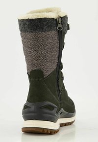 Groene suede winterlaars met een wolachtige bovenkant, witte nepbontvoering en een zijrits. Rubberzool met een grippatroon.