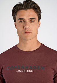 Lindbergh Printtipaita - burgundy