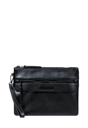 Sac à main en cuir noir avec une finition texturée, doté d'un compartiment zippé et d'un logo embossé à l'avant. Comprend un bracelet de poignet.