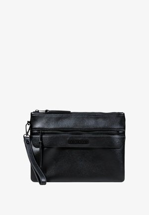 Pochette in pelle nera con finitura testurizzata, dotata di un vano con zip e un logo in rilievo sul davanti. Include una tracolla.