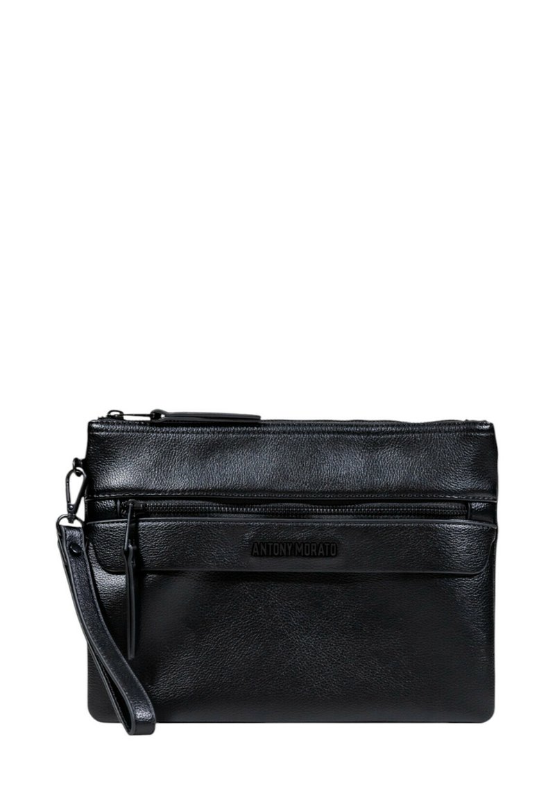 Pochette in pelle nera con finitura testurizzata, dotata di un vano con zip e un logo in rilievo sul davanti. Include una tracolla.