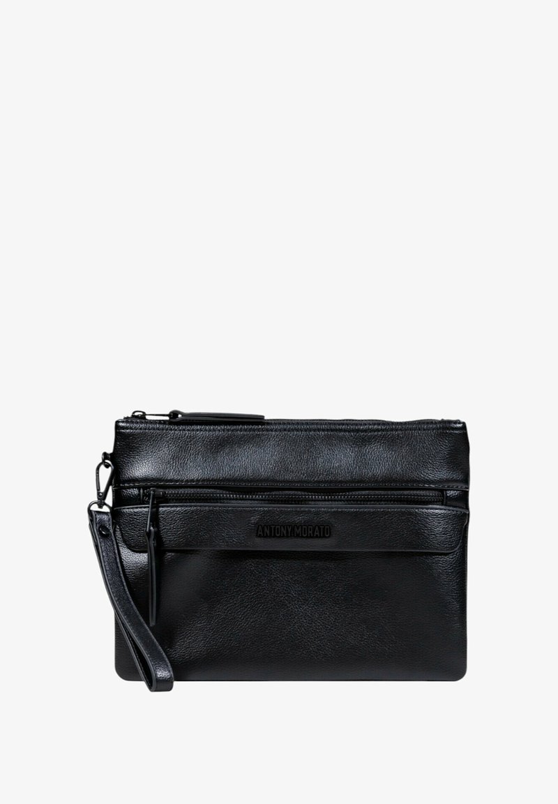 Pochette in pelle nera con finitura testurizzata, dotata di un vano con zip e un logo in rilievo sul davanti. Include una tracolla.