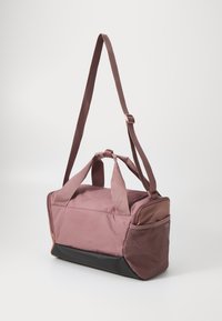 Nike Performance XS DUFFLE 25L UNISEX - Saco de desporto - smokey mauve/black/light orewood brown