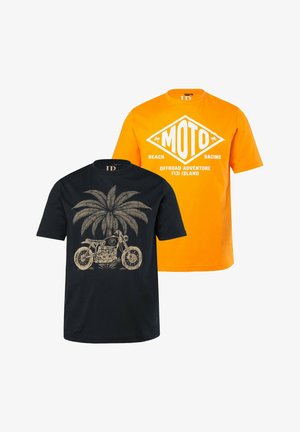 Deux t-shirts à manches courtes : un orange avec le texte "MOTO" et "beach racing", un noir avec un palmier et un graphisme de moto vintage.
