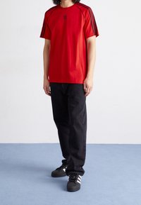 adidas Originals Triko s potiskem - red