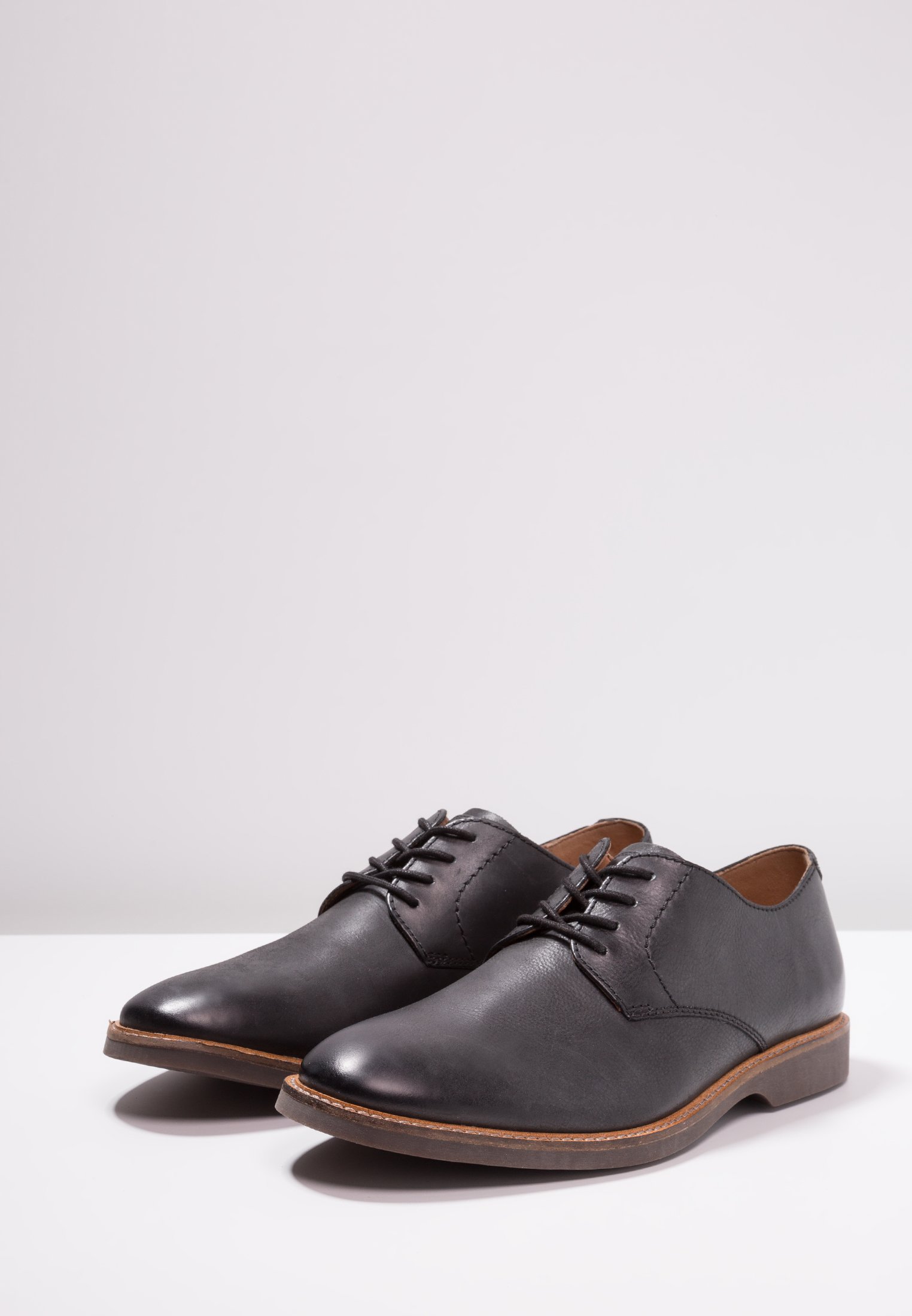 clarks atticus black