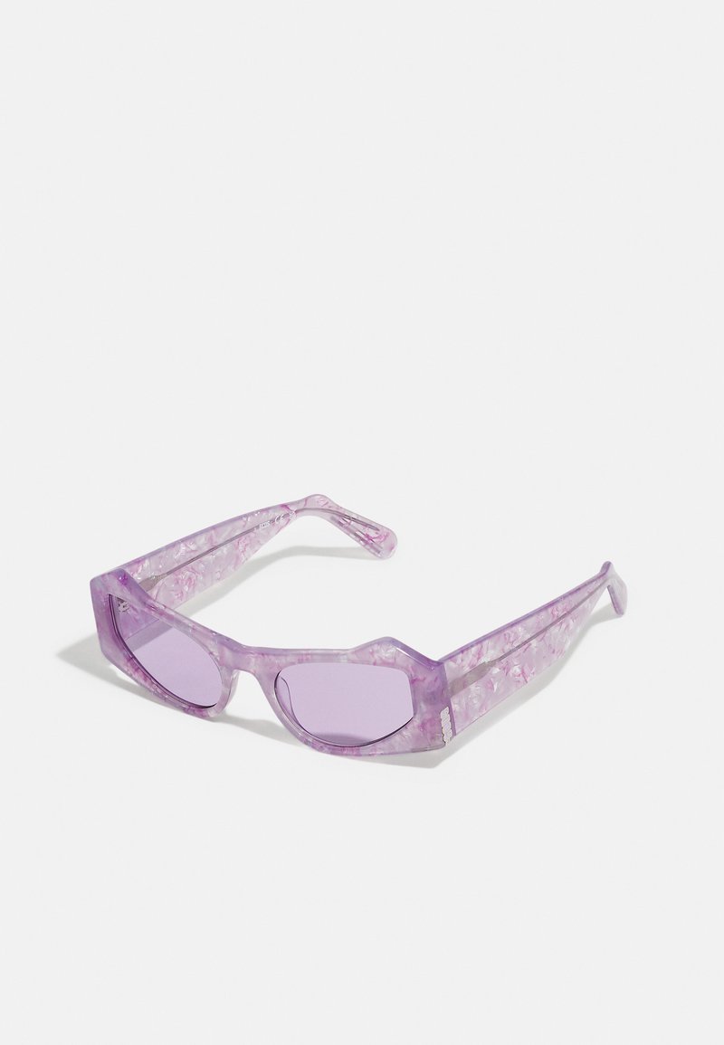 Lila Sonnenbrille mit klaren, marmorierten Rahmen und kantigem Cat-Eye-Design. Die Gläser sind in hellem Lila getönt und haben eine glänzende Oberfläche.