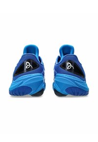 Blå sportskor med en ovandel i mesh, vadderade kragar och kontrasterande gummiyttersulor. Har en slät yta och logotypdetaljer.