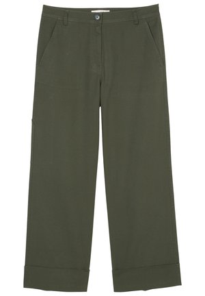 Olijfgroene broek met wijde pijpen, knoop- en ritssluiting, voorzakken, riemlussen en omgeslagen boorden.