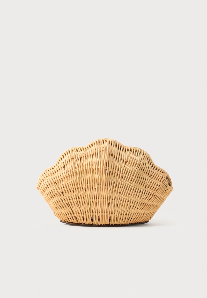 Πλεκτό καλάθι από ψάθα σε σχήμα κοχυλιού με κυρτές ραβδώσεις και επίπεδη βάση σε απλό φόντο.