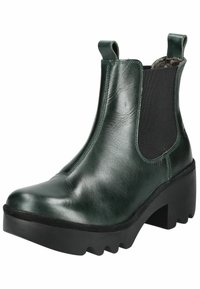 Stivaletto verde in pelle con punta tonda, pannelli laterali elasticizzati e suola piatta nera spessa con dettagli scanalati.