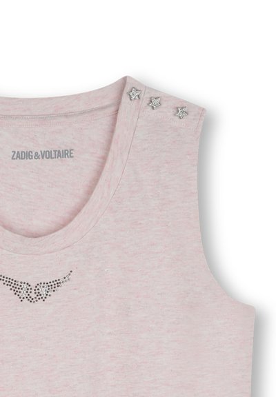 Débardeur rose pâle à encolure dégagée, orné de clous argentés en forme d'étoile sur l'épaule, et d'un motif d'aile en strass.