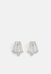 Pendientes en tono plateado con múltiples barras curvadas adornadas con pequeñas piedras transparentes, creando un efecto de cascada. Diseño elegante y moderno.