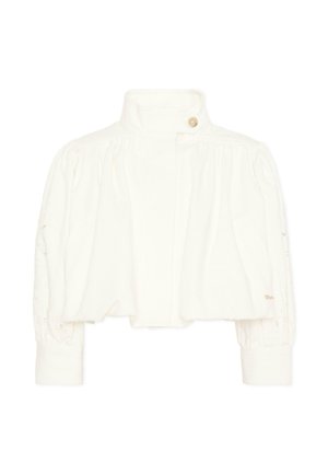 Giacca bianca cropped a maniche lunghe con collo alto, chiusura con bottoni al collo, maniche imbottite e sottili dettagli raccolti sulle spalle.